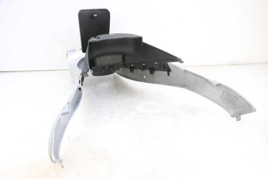 photo de CARENAGE RESERVOIR PIAGGIO MP3 RL 250 (2006 - 2010) - Dettagli dei punti di fissaggio