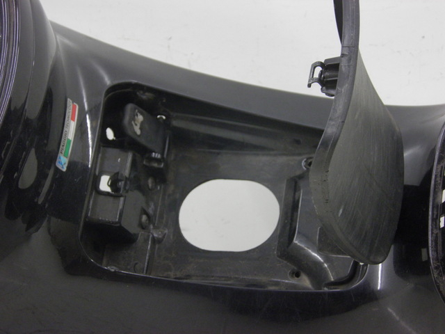 photo de CARENATURA SERBATOIO PIAGGIO XEVO - X EVO 125 (2010 - 2015) - Dettagli dei punti di fissaggio