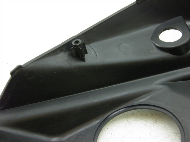 photo de Carena serbatoio SYM SYMPLY 4T 50 (2012 - 2015) - Dettagli dei punti di fissaggio