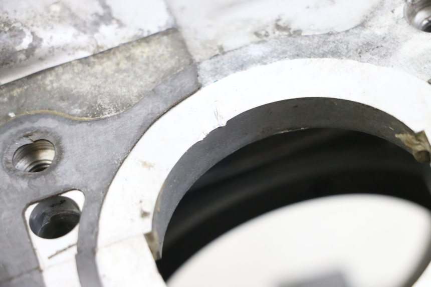 photo de CARTER MOTORE INFERIORE HYOSUNG GV AQUILA 125 (2000 - 2009) - Primo piano tecnico