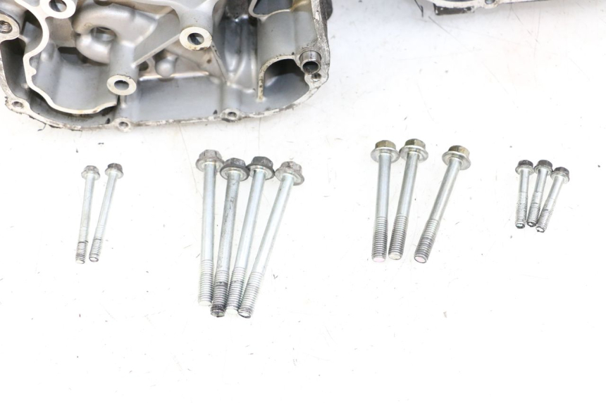 photo de CARTER MOTORE INFERIORE SUZUKI BURGMAN 125 (2007 - 2014) - Altra vista dell'articolo