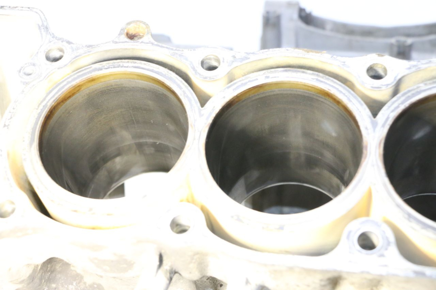 photo de CARTER MOTORE HONDA CBR RR FIREBLADE 900 (1992 - 1994) - Caratteristiche distintive