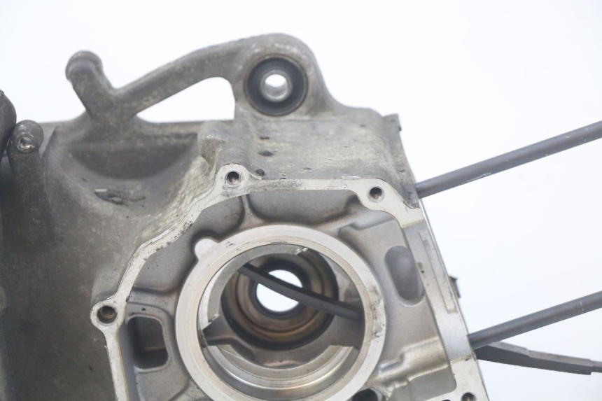 photo de CARTER BAS MOTEUR HONDA FES PANTHEON 125 (2003 - 2007) - Caratteristiche distintive