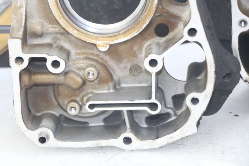 photo de CARTER MOTORE INFERIORE HONDA FES S-WING SWING ABS 125 (2007 - 2015) - Zoom sui componenti