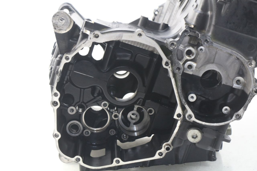 photo de CARTER MOTORE INFERIORE SUZUKI GSR 600 (2005 - 2012) - Caratteristiche distintive