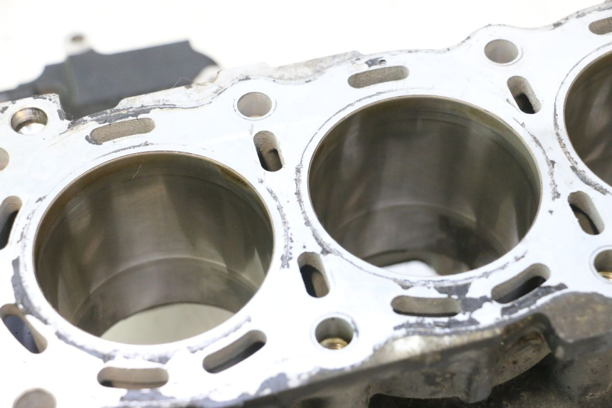 photo de CARTER MOTORE INFERIORE SUZUKI GSR 600 (2005 - 2012) - Zoom qualità usato
