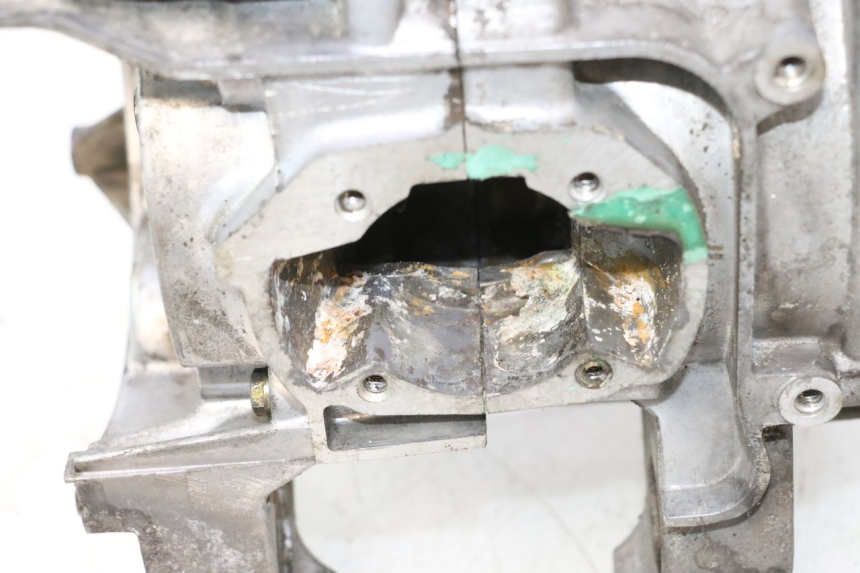 photo de CARTER BAS MOTORE PEUGEOT KISBEE 2T 50 (2010 - 2017) - Zoom sui componenti