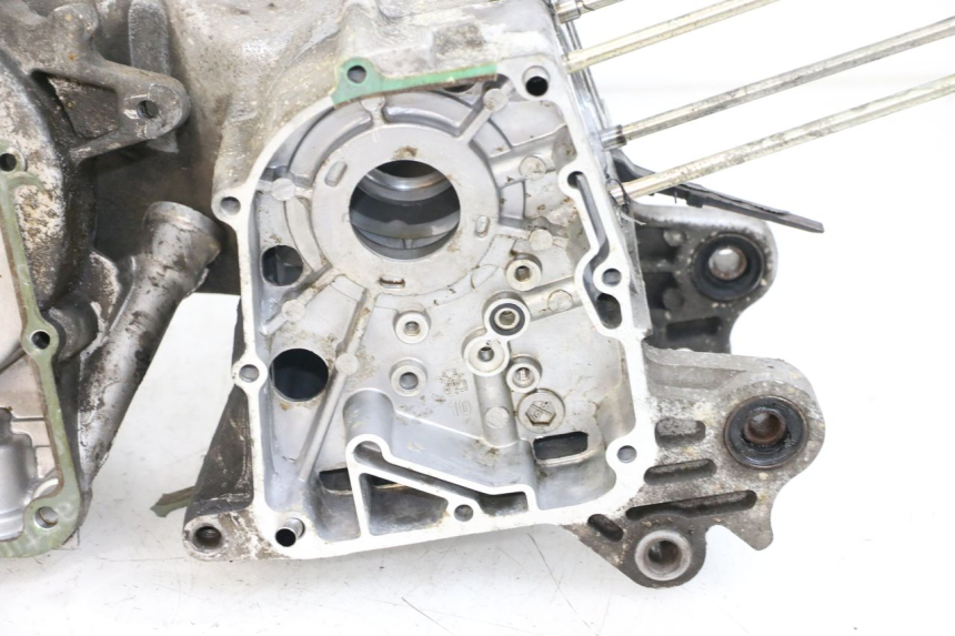 photo de CARTER BAS MOTEUR PEUGEOT KISBEE 4T 50 (2018 - 2022) - Dettagli dei punti di fissaggio