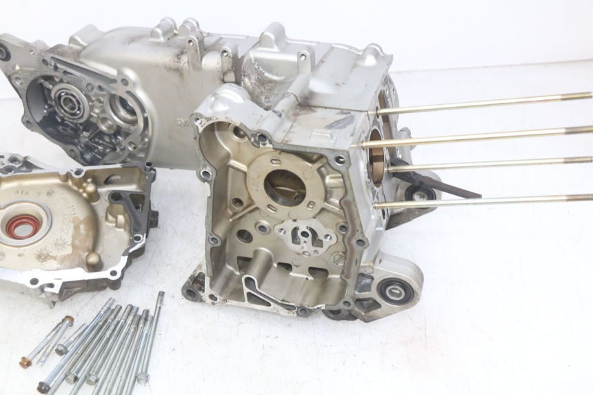 photo de CARTER BAS MOTEUR SYM MIO 50 (2011 - 2017) - Angolazione alternativa