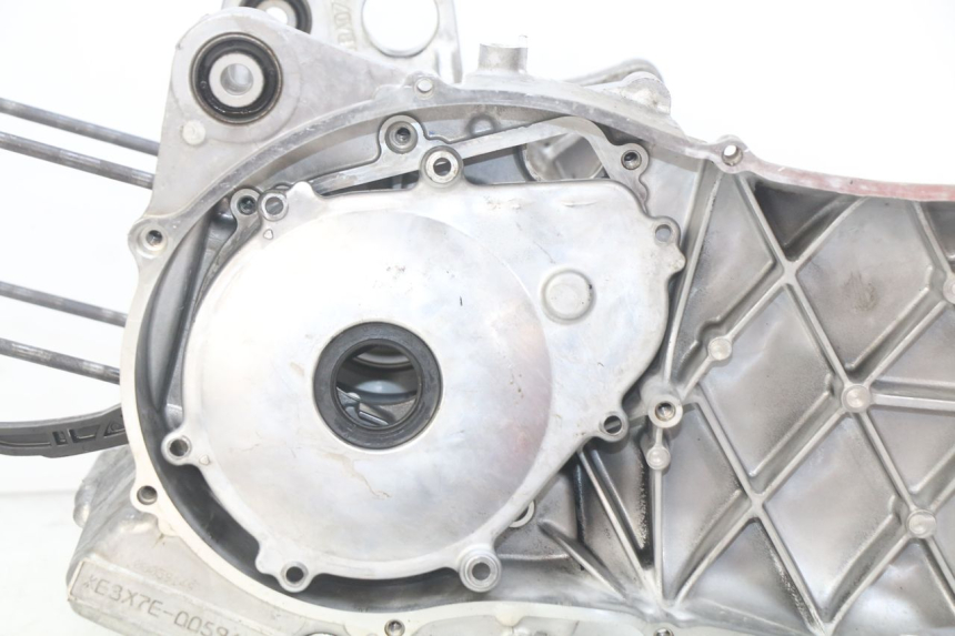 photo de CARTER MOTORE INFERIORE YAMAHA N-MAX NMAX 125 (2017 - 2020) - Dettagli dei punti di fissaggio