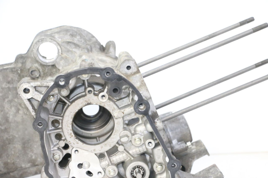 photo de CARTER MOTORE PEUGEOT SATELIS 125 (2013 - 2018) - Dettagli dei punti di fissaggio