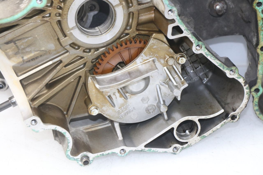 photo de CARTER MOTORE INFERIORE PEUGEOT SATELIS 500 (2007 - 2013) - Zoom sui componenti