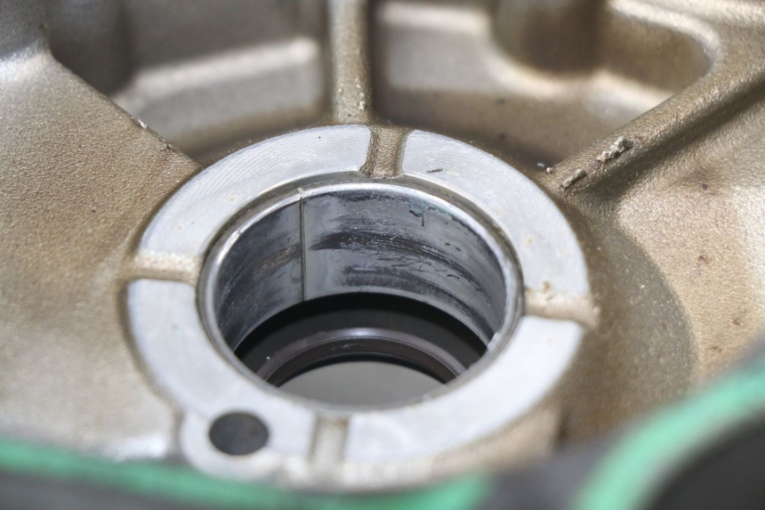 photo de CARTER MOTORE INFERIORE APRILIA SCARABEO GT 125 (1999 - 2007) - Dettagli dei punti di fissaggio