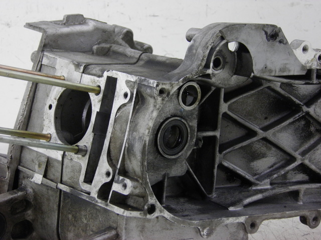 photo de CARTER MOTORE INFERIORE SYM SYMPLY 4T 50 (2012 - 2015) - Marcature e riferimenti originali