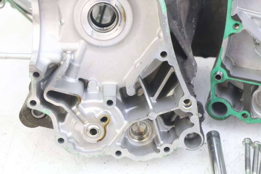 photo de CARTER BAS MOTORE PIAGGIO VESPA GTS IGET ABS 125 (2017 - 2023) - Altra angolazione