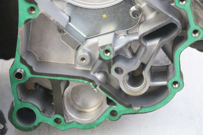 photo de CARTER BAS MOTORE PIAGGIO VESPA GTS IGET ABS 125 (2017 - 2023) - Primo piano tecnico