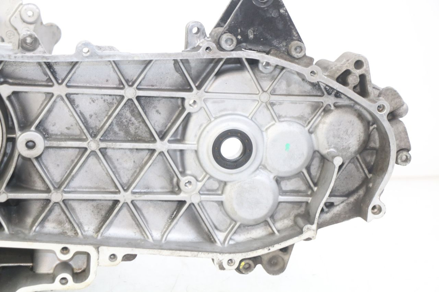 photo de CARTER BAS MOTORE PIAGGIO VESPA GTS IGET ABS 125 (2017 - 2023) - Dettagli dei punti di fissaggio