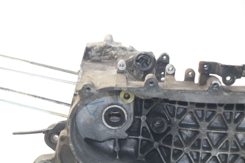 photo de CARTER MOTORE INFERIORE PEUGEOT VIVACITY NEW 4T 50 (2008 - 2017) - Ricambio usato controllato