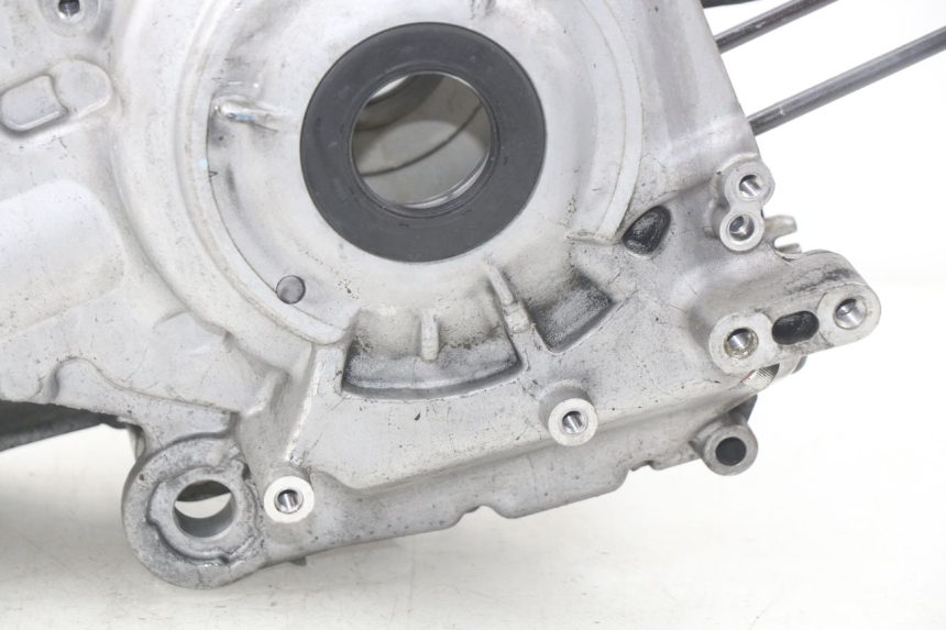 photo de CARTER MOTORE INFERIORE YAMAHA XP T-MAX TMAX 500 (2008 - 2012) - Caratteristiche distintive