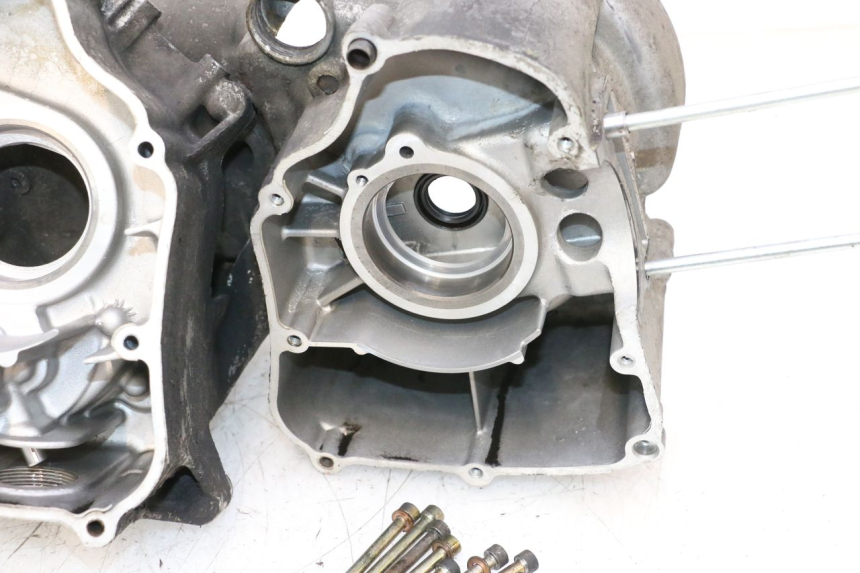 photo de CARTER MOTORE INFERIORE YAMAHA YP MAJESTY 125 (1998 - 2001) - Ispezione visiva dettagliata