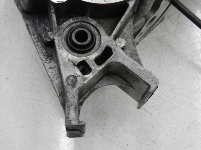 photo de CARTER MOTORE DESTRO PEUGEOT SATELIS 125 (2010 - 2012) - Dettagli dei punti di fissaggio