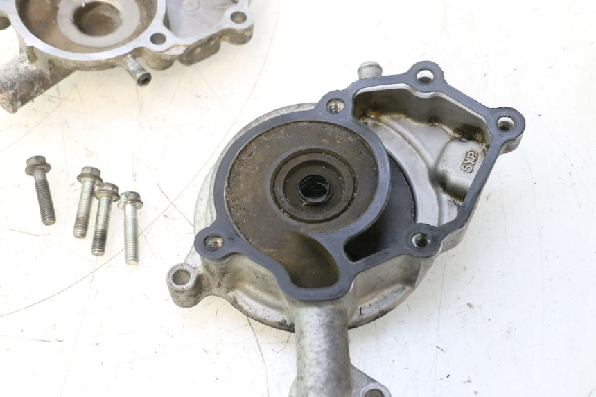 photo de CARTER POMPA ACQUA YAMAHA X-MAX XMAX 125 (2010 - 2013) - Dettagli dei punti di fissaggio