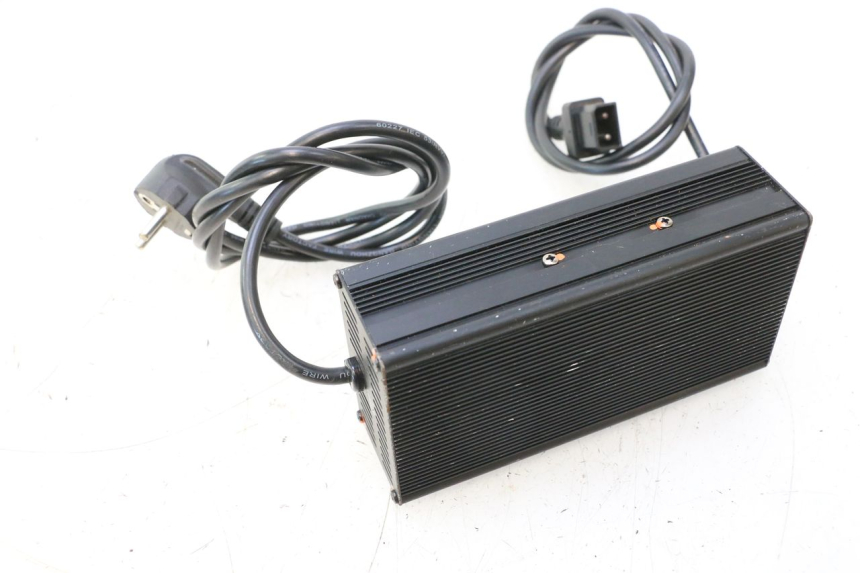 photo de CARICA BATTERIA BAIKU SAKURA 1 (2021 - 2025) - Altra angolazione