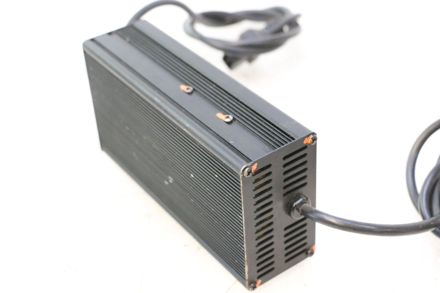 photo de CARICA BATTERIA BAIKU SAKURA 1 (2021 - 2025) - Primo piano tecnico