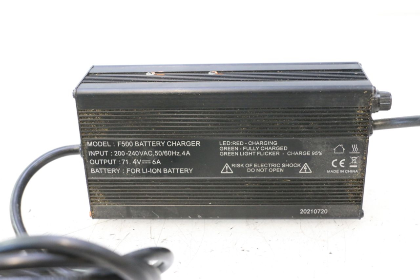 photo de CARICA BATTERIA BAIKU SAKURA 1 (2021 - 2025) - Stato della superficie e materiale