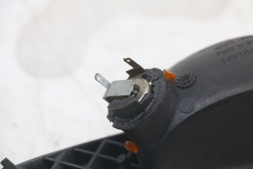 photo de FANALE POSTERIORE DESTRO PEUGEOT ELYSTAR 50 (2002 - 2014) - Dettagli dei punti di fissaggio