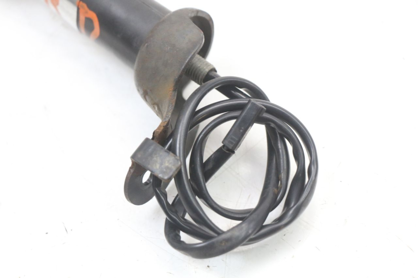 photo de FRECCE DESTRA POSTERIORE SUZUKI VL INTRUDER 125 (2004 - 2007) - Dettagli dei punti di fissaggio