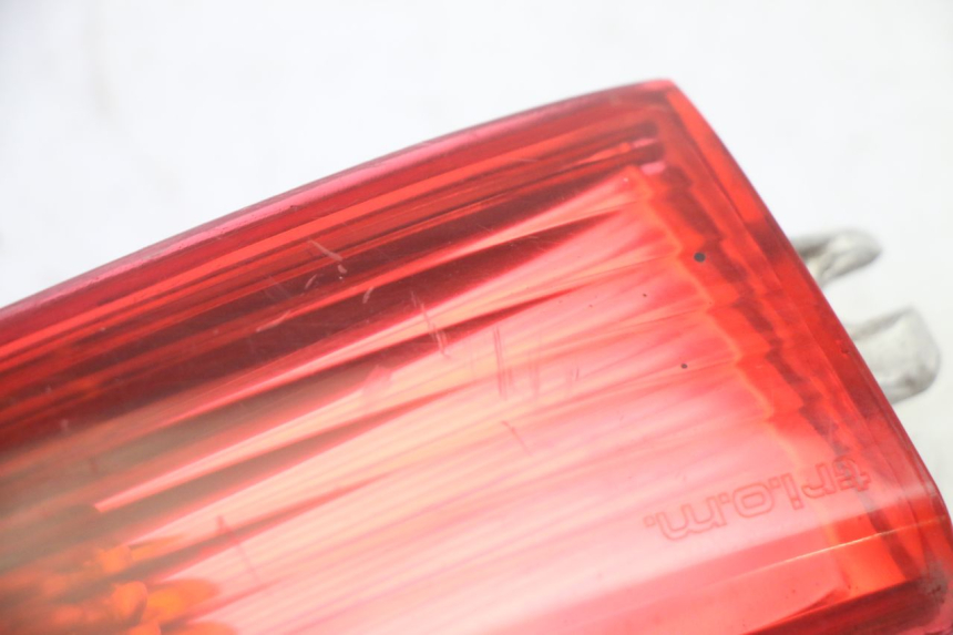 photo de FANALE POSTERIORE DESTRO PIAGGIO X8 125 (2004 - 2007) - Primo piano tecnico