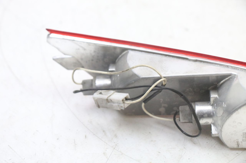 photo de CLIGNOTANTE POSTERIORE DESTRA PIAGGIO XEVO - X EVO 125 (2007 - 2017) - Dettagli dei punti di fissaggio