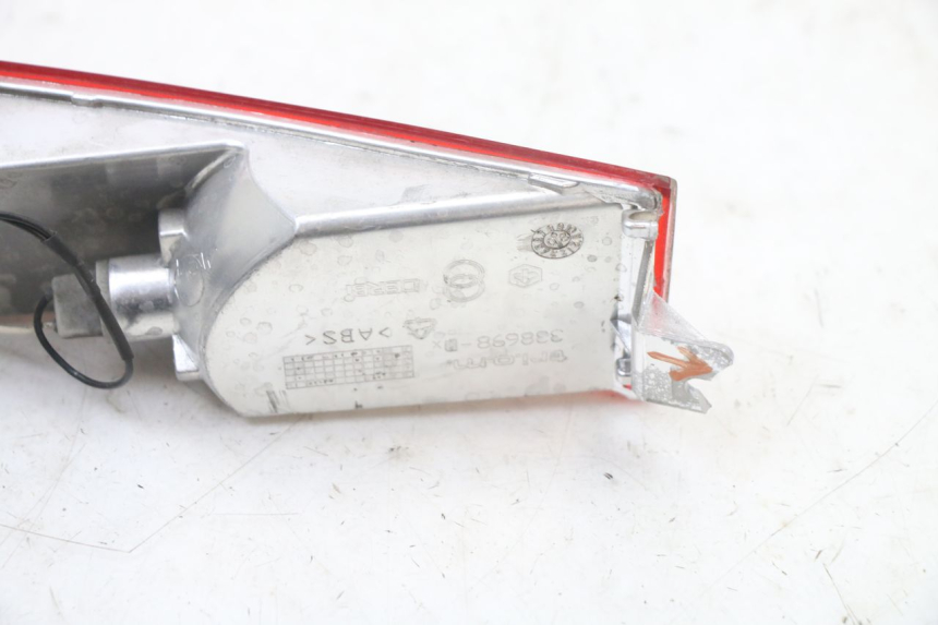 photo de CLIGNOTANTE POSTERIORE DESTRA PIAGGIO XEVO - X EVO 125 (2007 - 2017) - Stato della superficie e materiale