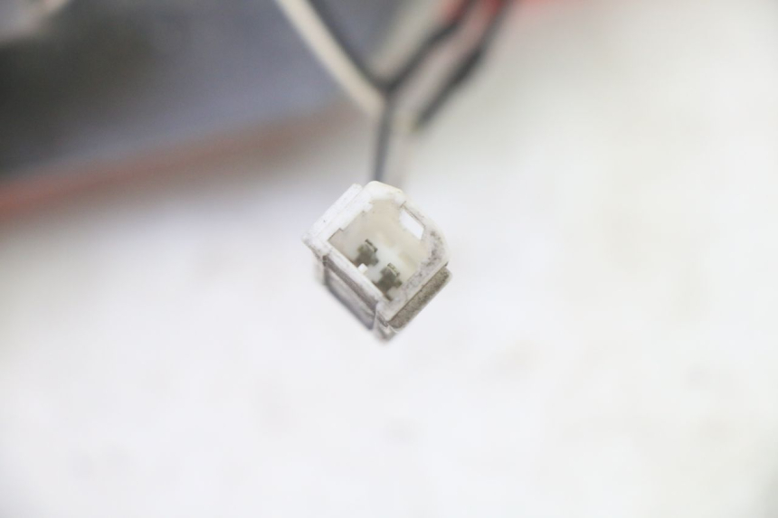 photo de CLIGNOTANTE POSTERIORE DESTRA PIAGGIO XEVO - X EVO 125 (2007 - 2017) - Stato della superficie e materiale