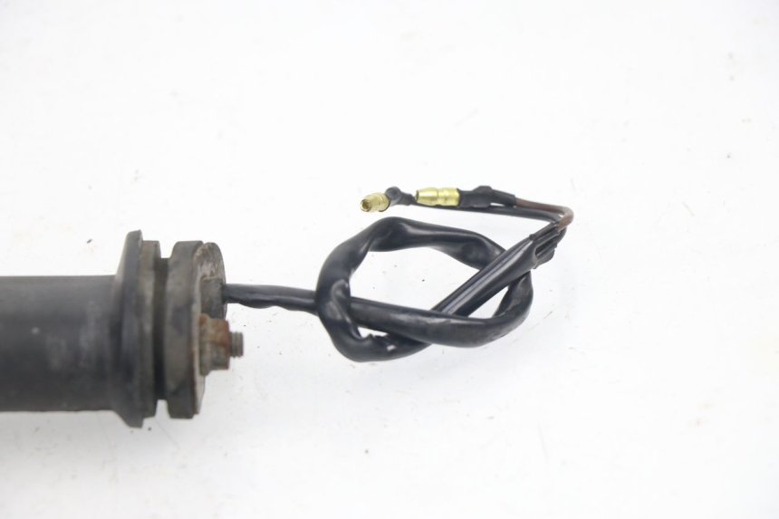 photo de FANALE POSTERIORE SINISTRO YAMAHA FZS FAZER 600 (1998 - 2001) - Primo piano tecnico