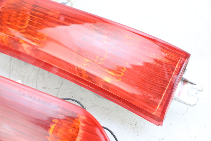 photo de FANALE POSTERIORE PIAGGIO XEVO - X EVO 125 (2007 - 2017) - Dettagli dei punti di fissaggio