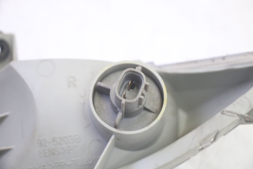 photo de FANALE ANTERIORE DESTRO SUZUKI BURGMAN 125 (2007 - 2014) - Dettagli dei punti di fissaggio