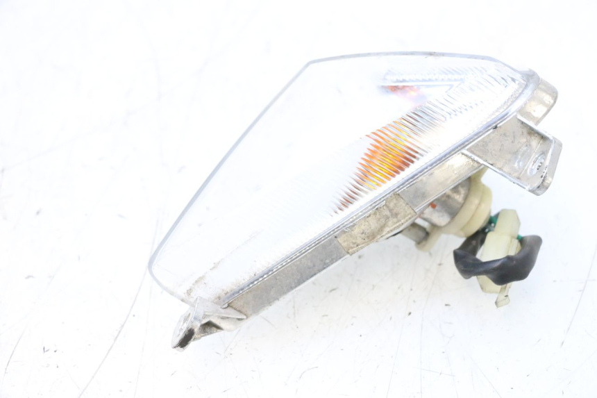 photo de CLIGNOTANTE ANTERIORE DESTRA SYM ORBIT III 3 4T 50 (2018 - 2021) - Stato della superficie e materiale