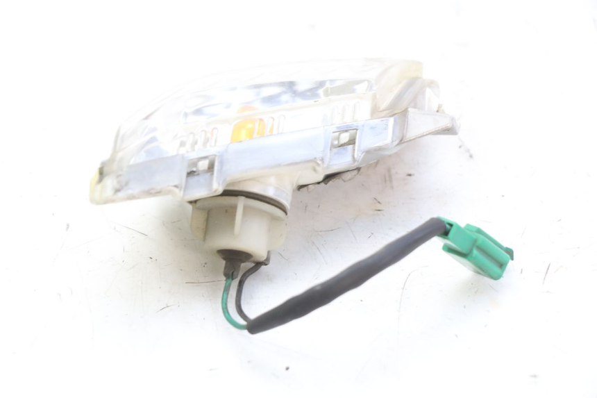 photo de CLIGNOTANTE ANTERIORE DESTRA YAMAHA XMAX X-MAX 125 (2006 - 2009) - Primo piano tecnico