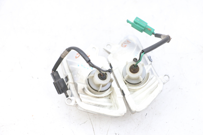 photo de CLIGNOTANTE ANTERIORE YAMAHA XMAX X-MAX 125 (2006 - 2009) - Altra angolazione