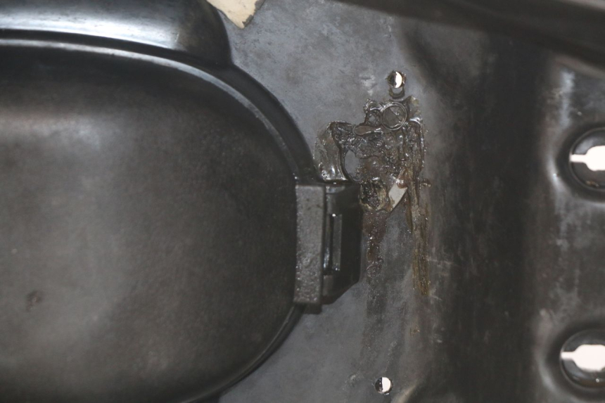 photo de SCATOLA SELLA SYM CROX 4T 50 (2016 - 2023) - Primo piano tecnico