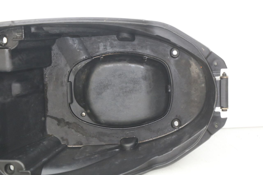 photo de COFANO SELLA PEUGEOT KISBEE 2T 50 (2010 - 2017) - Stato della superficie e materiale