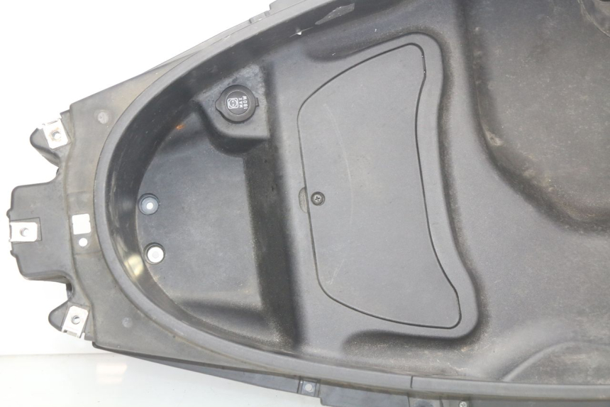 photo de COFANO SELLA PIAGGIO MP3 500 (2011 - 2015) - Marcature e riferimenti originali