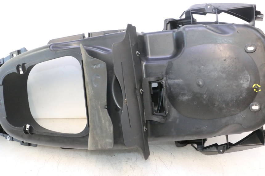 photo de SOTTOSELLA PIAGGIO X8 STREET 125 (2006 - 2007) - Dettagli dei punti di fissaggio