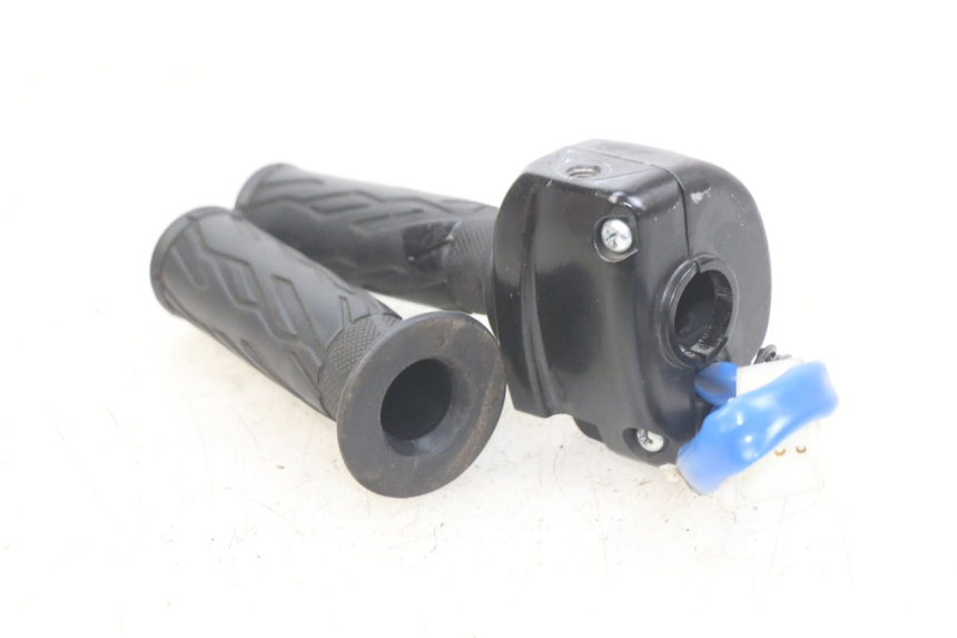 photo de MANUBRIO DESTRO KYMCO AGILITY 16+ 4T 50 (2018 - 2023) - Altra angolazione