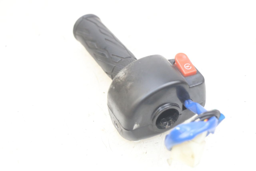 photo de MANUBRIO DESTRO KYMCO AGILITY 16+ 4T 50 (2018 - 2023) - Zoom sullo stato d'uso