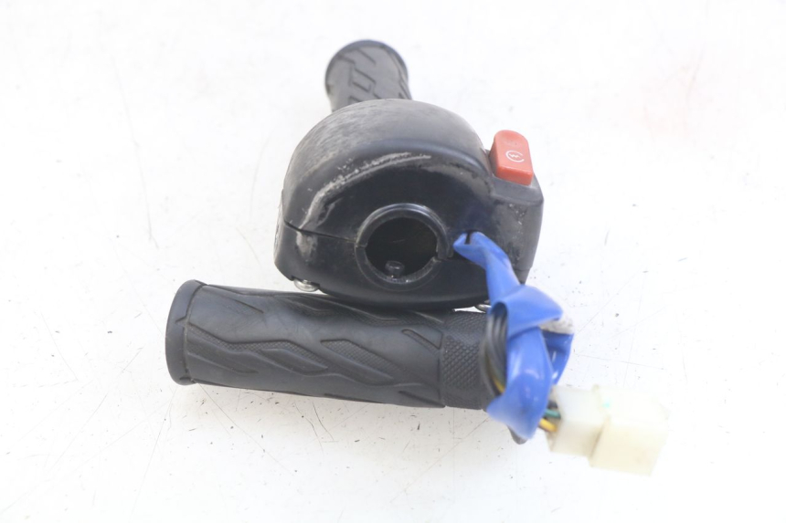 photo de MANUBRIO DESTRO KYMCO AGILITY 16+ 4T 50 (2018 - 2023) - Zoom sullo stato d'uso