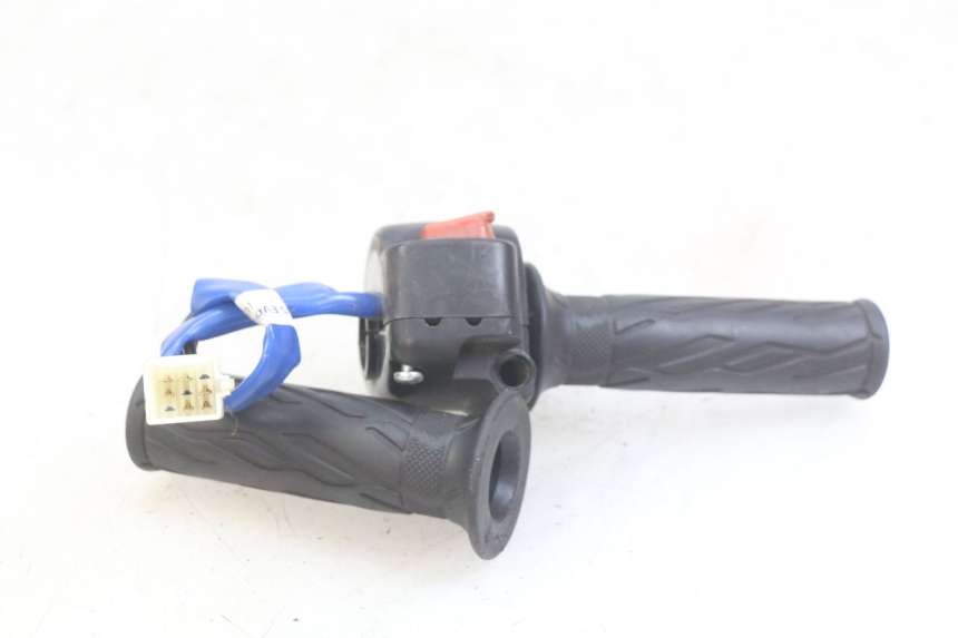 photo de MANUBRIO DESTRO KYMCO AGILITY 16+ 4T 50 (2018 - 2023) - Primo piano tecnico