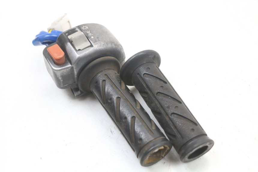 photo de MANUBRIO DESTRO KYMCO AGILITY 4T 50 (2005 - 2018) - Altra angolazione